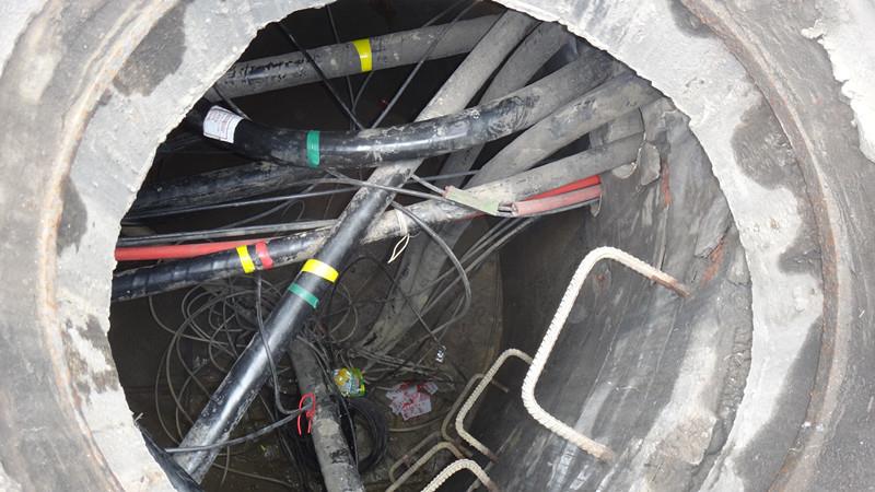 地下电缆被掏空 昆明市中心多盏路灯